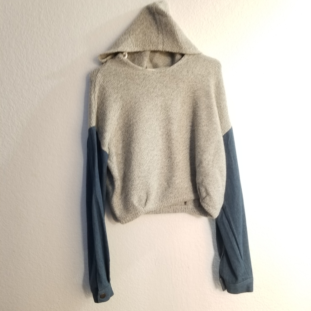 Women's sweater with hood